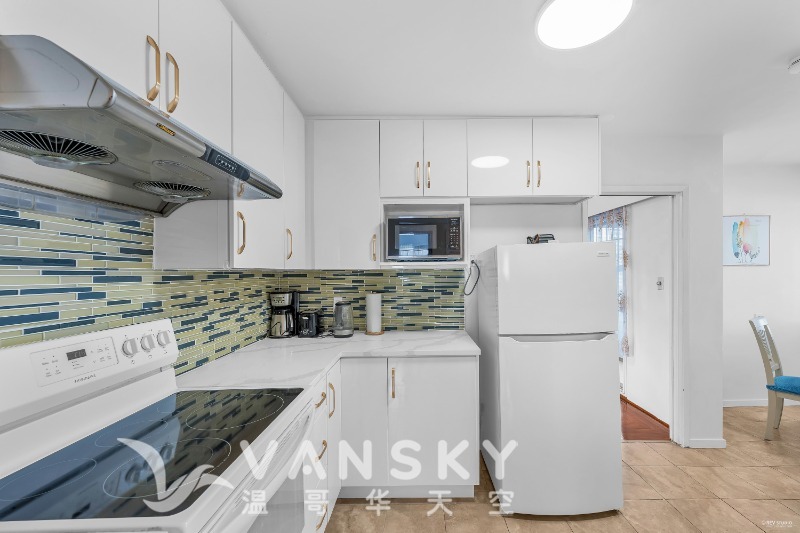 250913140213_kitchen with stove .jpg